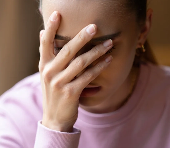 Девушка держится за голову